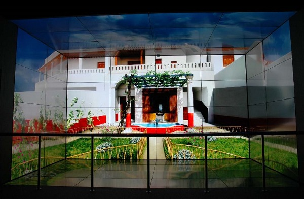 ISE 2011, Sharp instaló un cubo gigante de pantallas en la feria de audio y video profesional