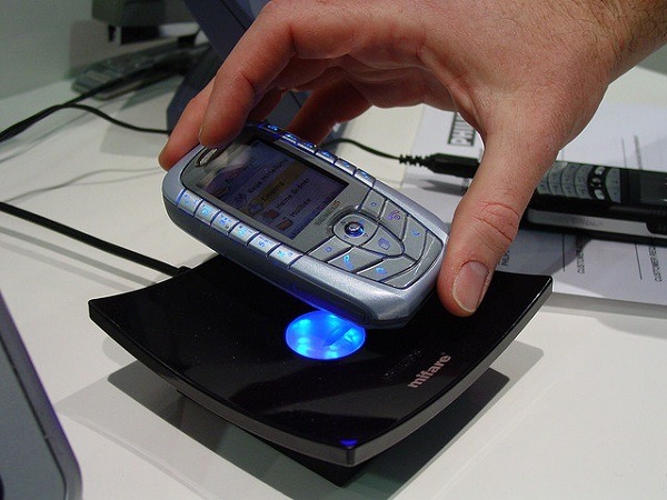 Pagos con el móvil, las operadoras españolas pactan desarrollar la tecnologí­a NFC