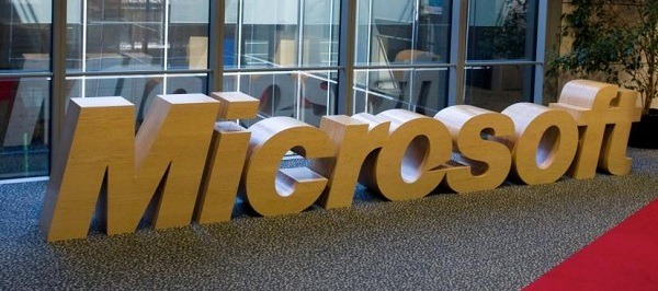 Microsoft denuncia a Google por cobrarle cincuenta veces más