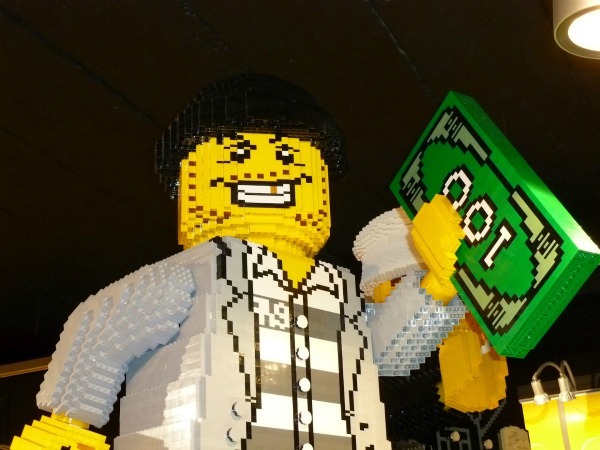 Pillan a un ejecutivo de SAP robando cajas de Lego